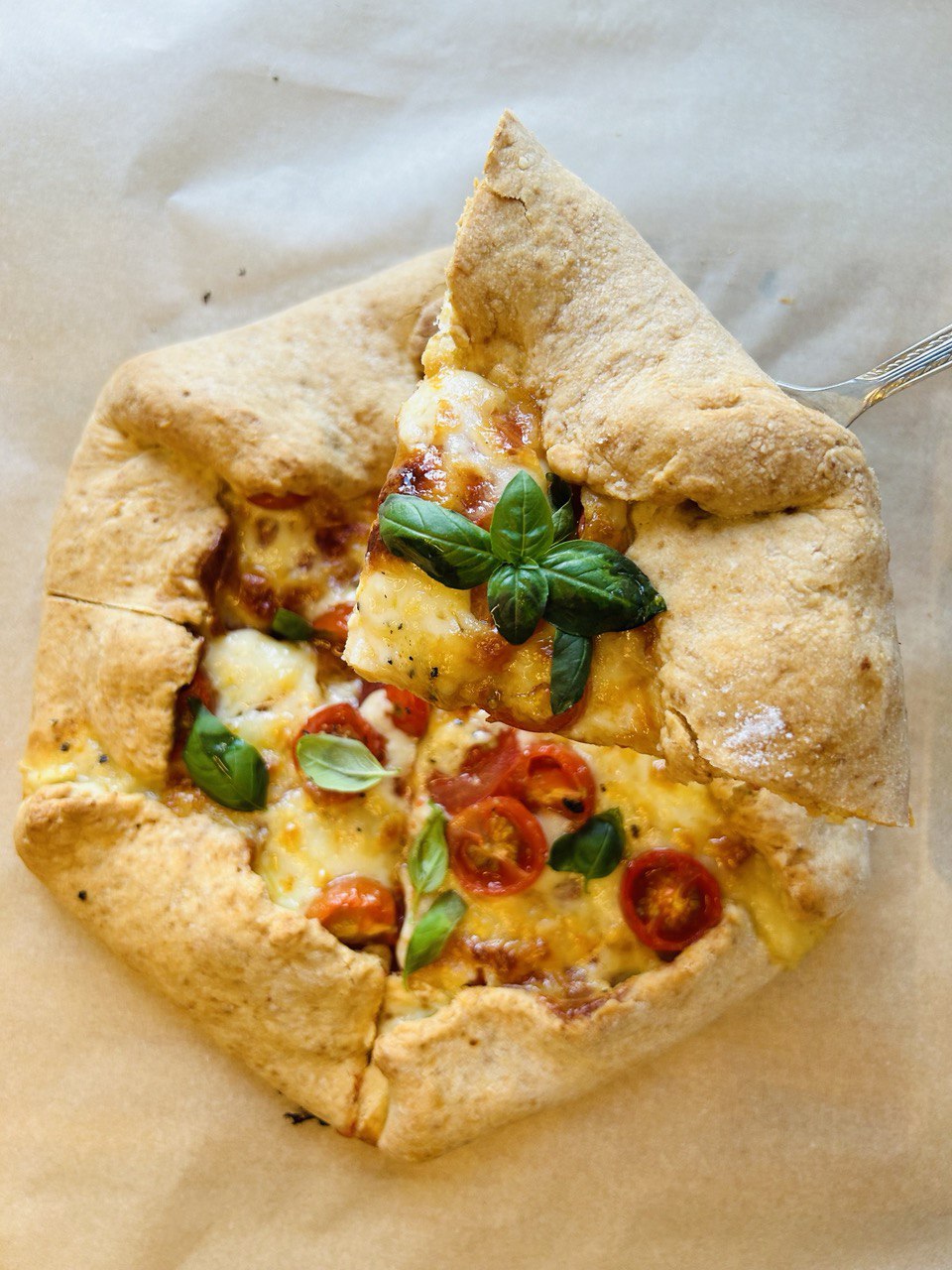 Galetă rustică cu roșii și mozzarella 🍅🧀