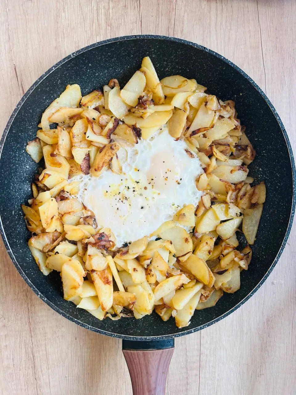 🥔 Cartofi prăjiți cu ouă și ceapă călită – Rețeta care îți va cuceri papilele gustative! 🍳